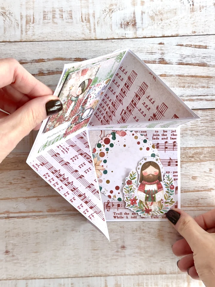 Mãos montando um projeto de papel